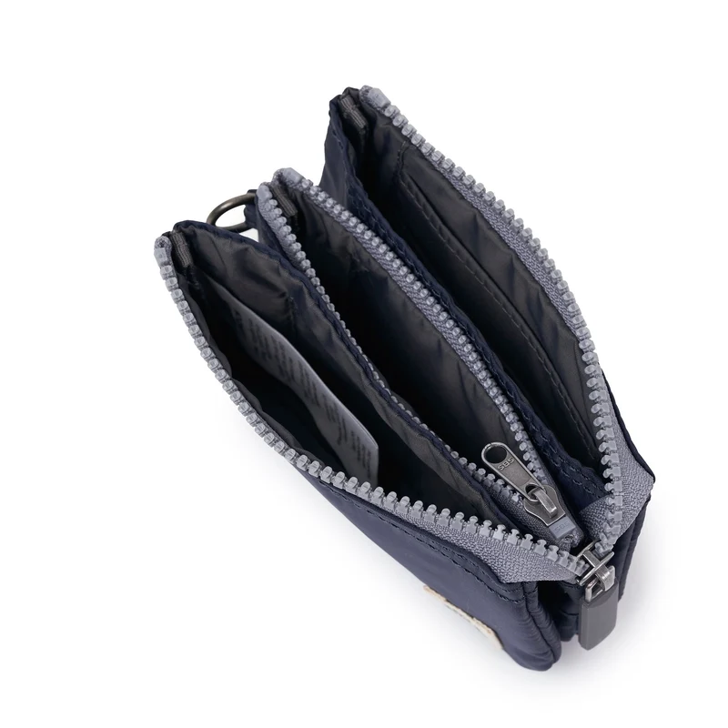 ROKA Carnaby Kleine Handtasche aus recyceltem Nylon-Ripstop, Mitternachtsblau