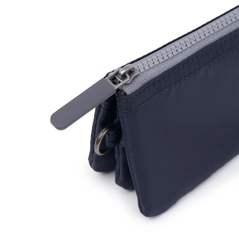 ROKA Carnaby Kleine Handtasche aus recyceltem Nylon-Ripstop, Mitternachtsblau