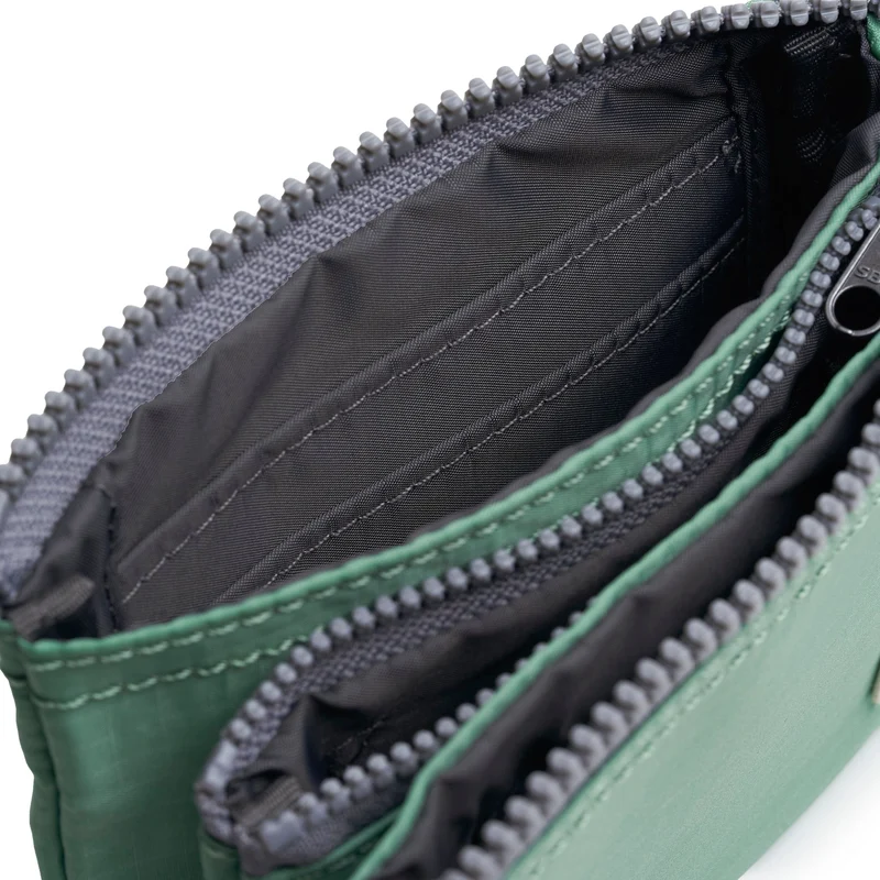 ROKA Carnaby Kleine Matcha-Geldbörse aus recyceltem Nylon-Ripstop