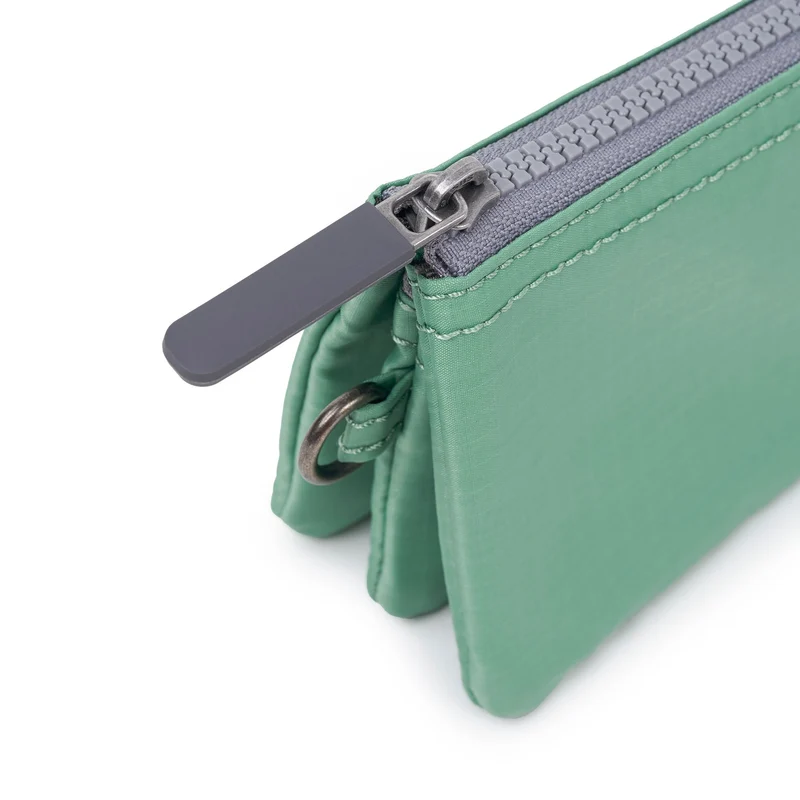ROKA Carnaby Kleine Matcha-Geldbörse aus recyceltem Nylon-Ripstop