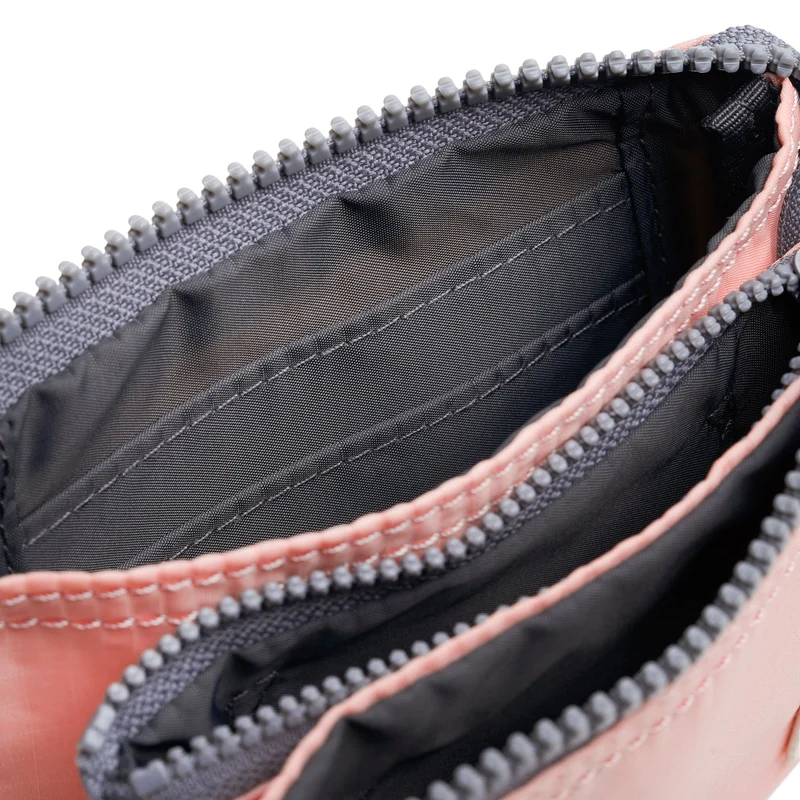 ROKA Carnaby Kleine Geldbörse aus recyceltem Nylon-Ripstop von English Rose