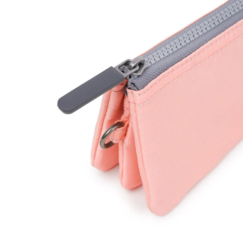 ROKA Carnaby Kleine Geldbörse aus recyceltem Nylon-Ripstop von English Rose