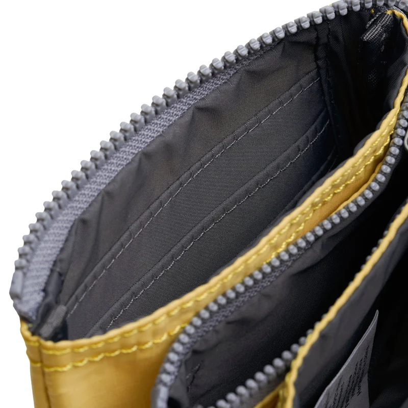 ROKA Carnaby Kleine Handtasche aus recyceltem Nylon-Ripstop in Zitronengelb