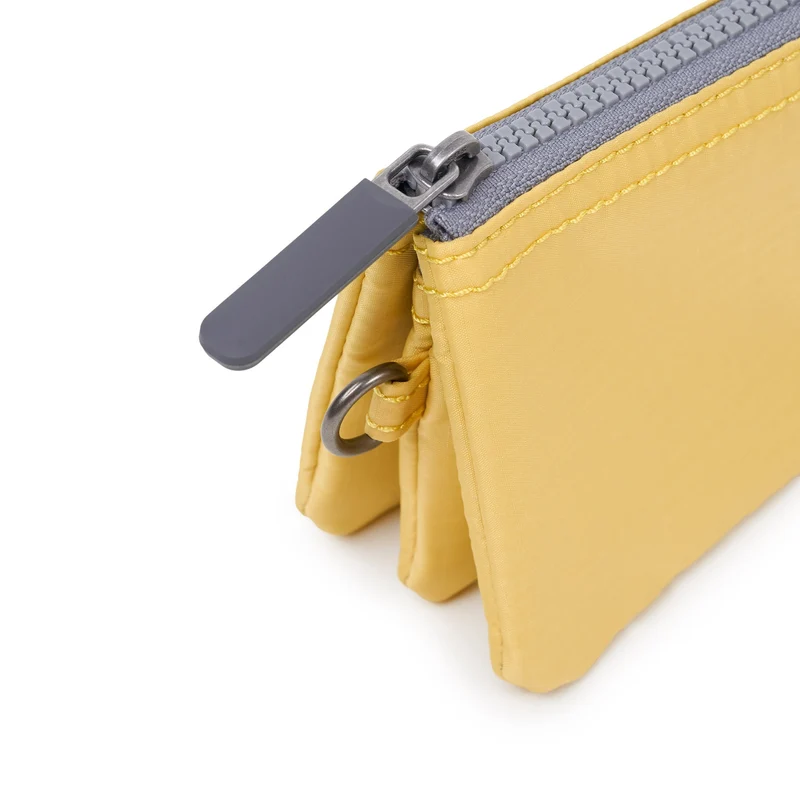 ROKA Carnaby Kleine Handtasche aus recyceltem Nylon-Ripstop in Zitronengelb