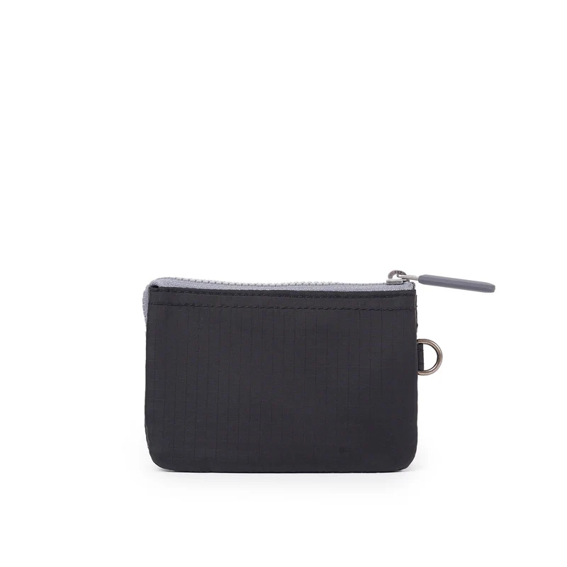 ROKA Carnaby Schwarze kleine Handtasche aus recyceltem Nylon-Ripstop