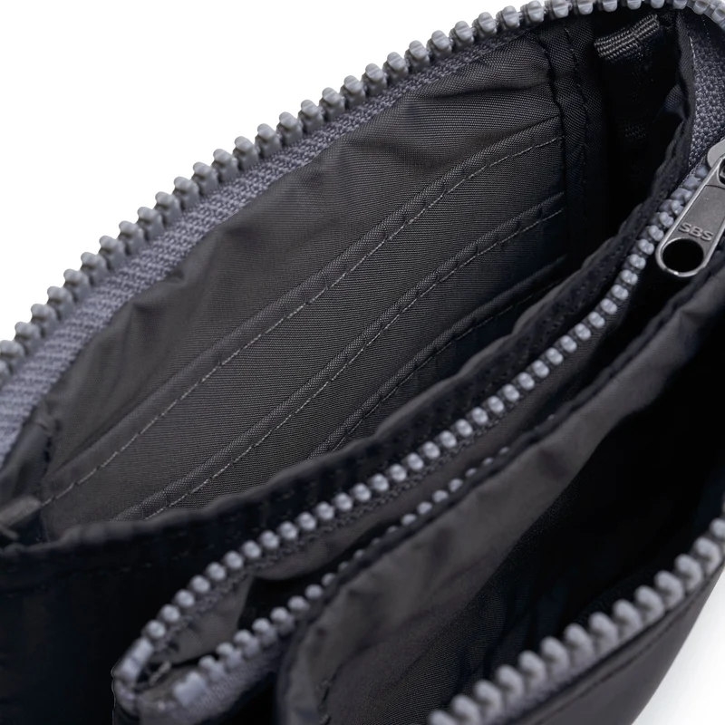 ROKA Carnaby Schwarze kleine Handtasche aus recyceltem Nylon-Ripstop