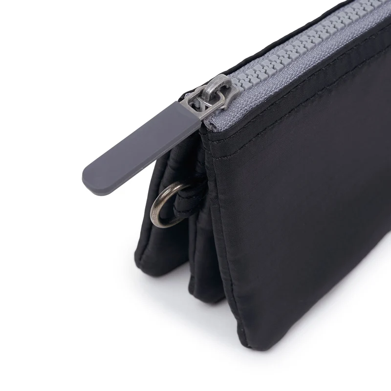 ROKA Carnaby Schwarze kleine Handtasche aus recyceltem Nylon-Ripstop