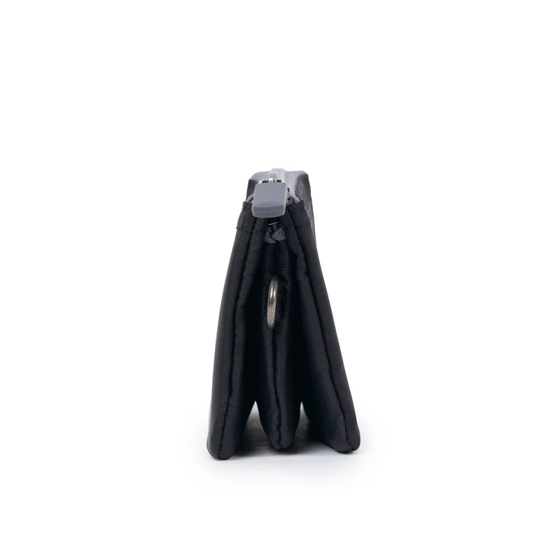 ROKA Carnaby Schwarze kleine Handtasche aus recyceltem Nylon-Ripstop