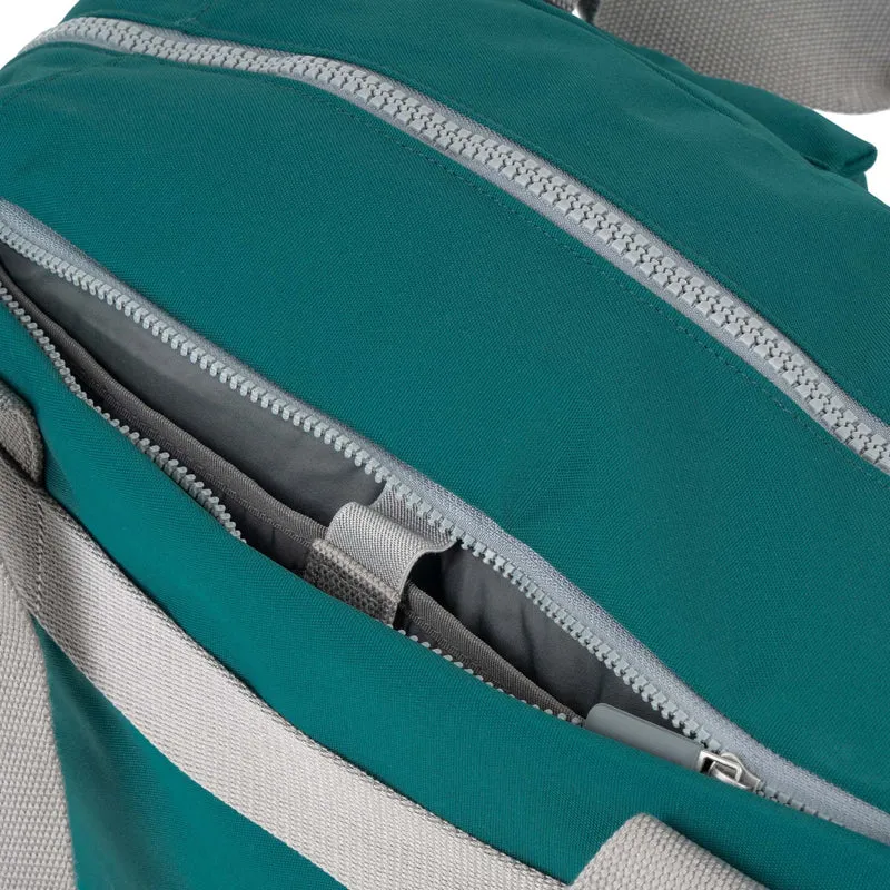 ROKA Gatwick Mittelgroße Tasche aus recyceltem Canvas - Blaugrün