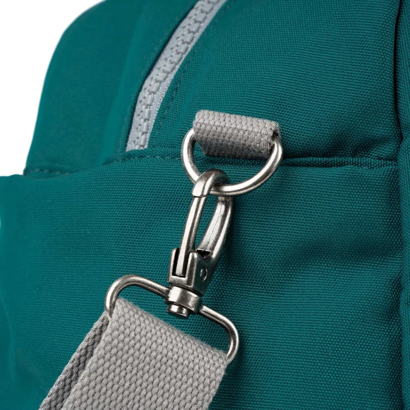 ROKA Gatwick Mittelgroße Tasche aus recyceltem Canvas - Blaugrün