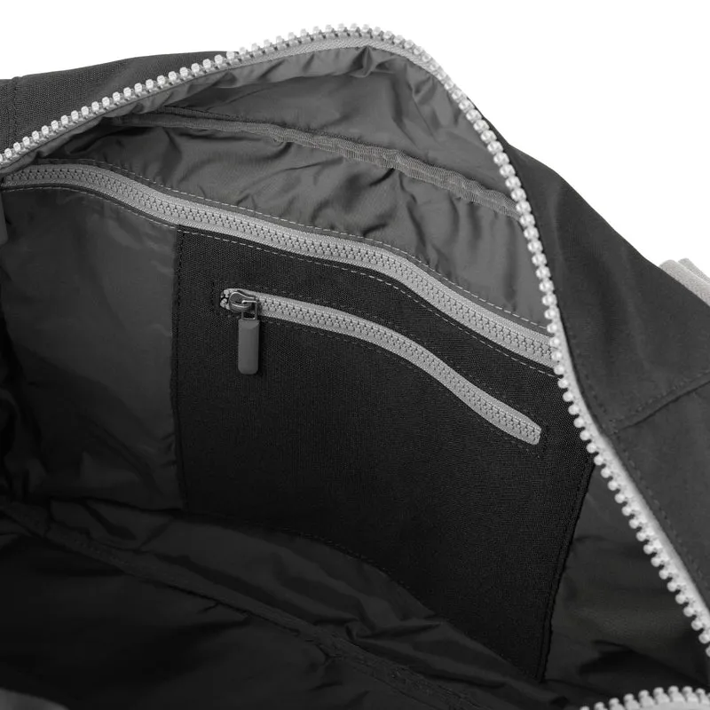 ROKA Gatwick Mittelgroße Tasche aus recyceltem Canvas - Asche