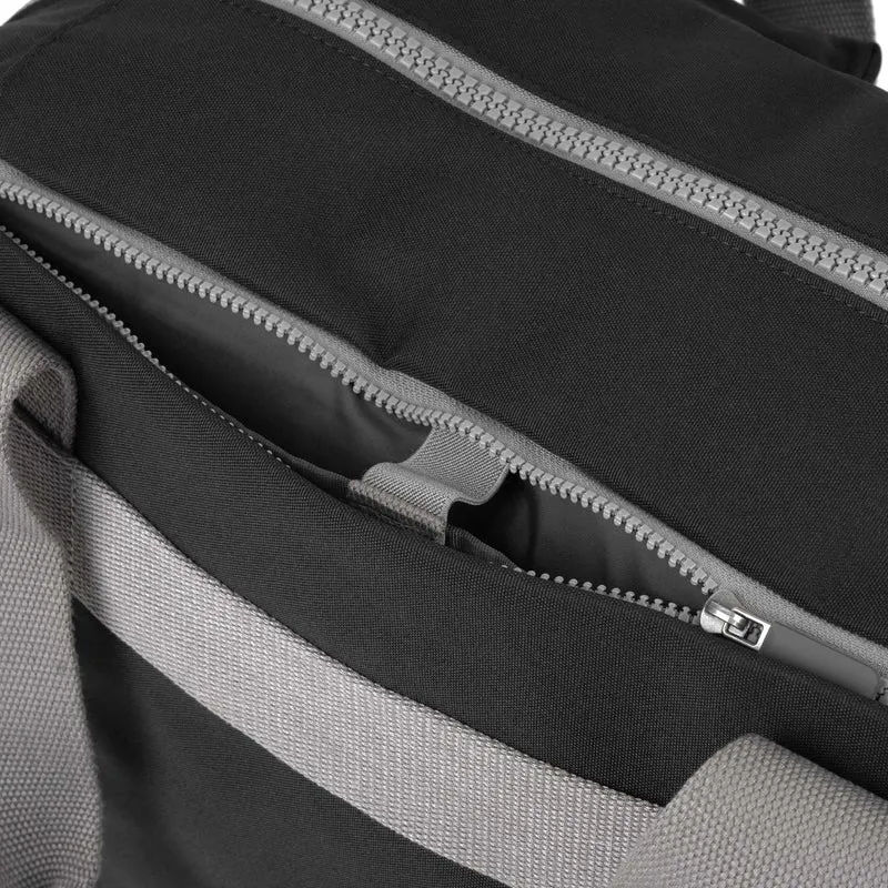 ROKA Gatwick Mittelgroße Tasche aus recyceltem Canvas - Asche