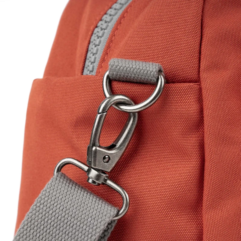 ROKA Kleine Tasche Gatwick aus recyceltem Canvas - Rooibos