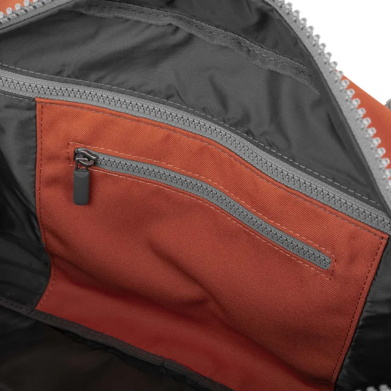 ROKA Kleine Tasche Gatwick aus recyceltem Canvas - Rooibos