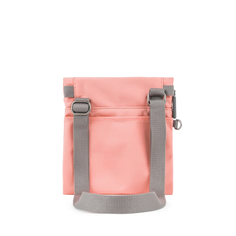 ROKA Kleine Stratford-Tasche aus recyceltem Nylon – Punch