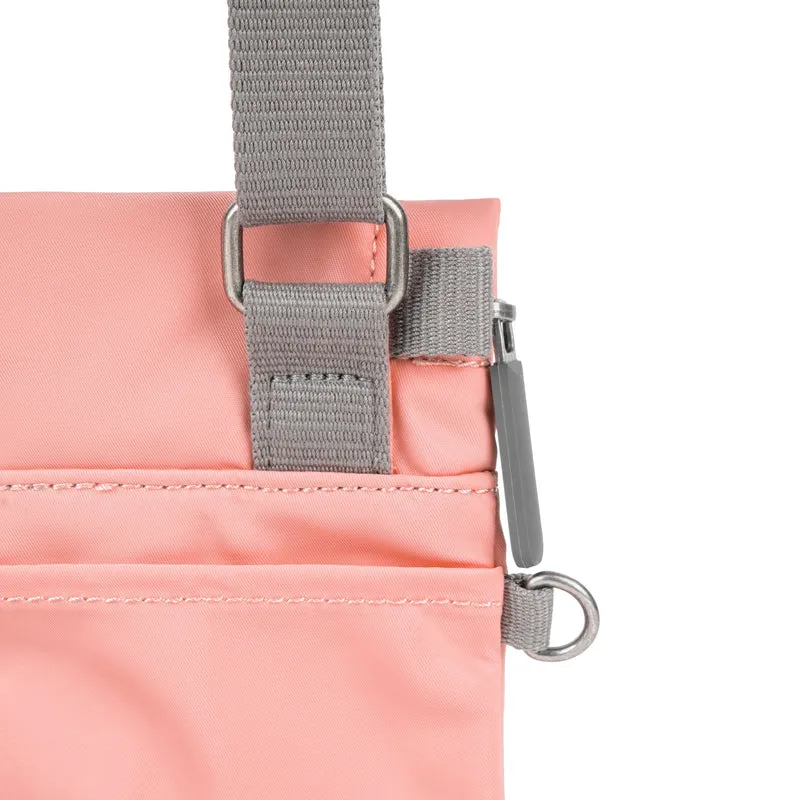 ROKA Kleine Stratford-Tasche aus recyceltem Nylon – Punch