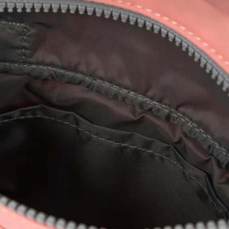 ROKA Kleine Stratford-Tasche aus recyceltem Nylon – Punch