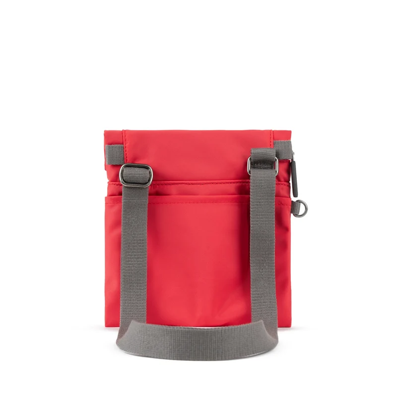 ROKA Kleine Stratford-Tasche aus recyceltem Nylon - Mohnblume