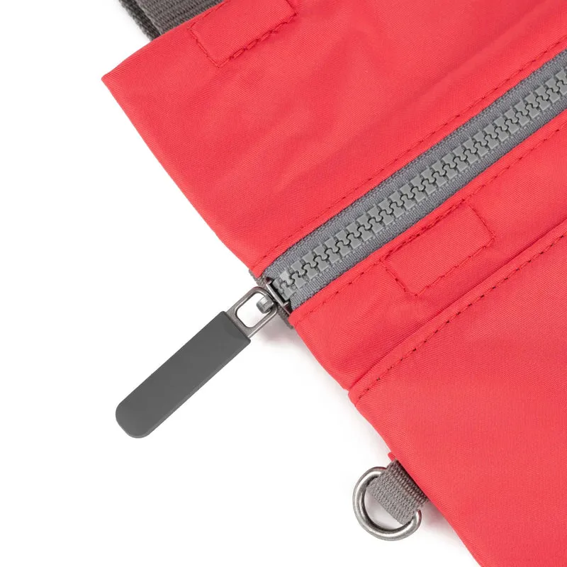 ROKA Kleine Stratford-Tasche aus recyceltem Nylon - Mohnblume