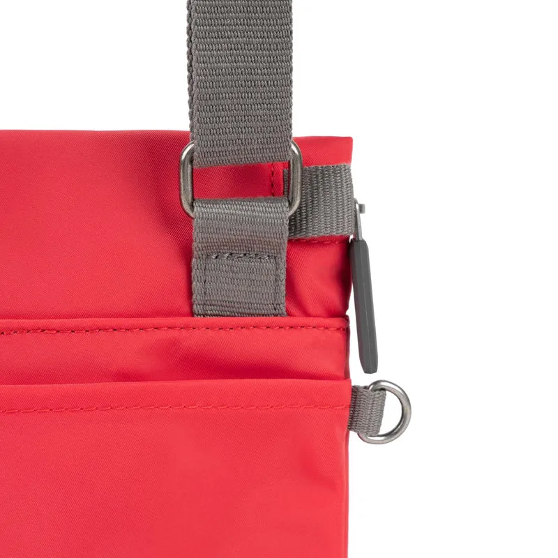 ROKA Kleine Stratford-Tasche aus recyceltem Nylon - Mohnblume