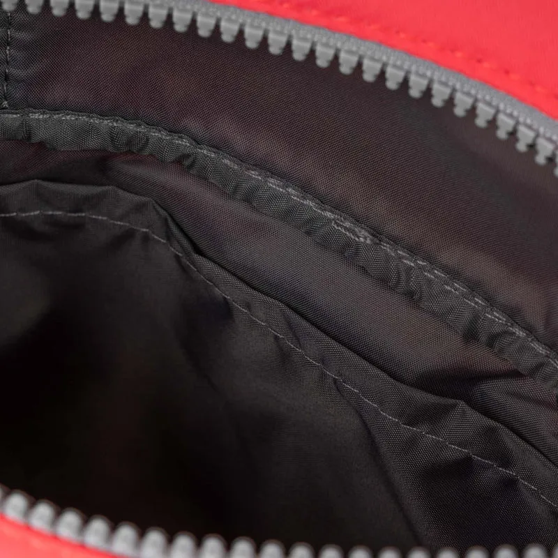 ROKA Kleine Stratford-Tasche aus recyceltem Nylon - Mohnblume