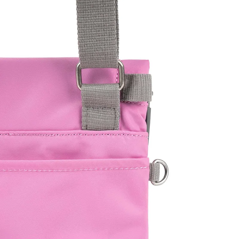 ROKA Kleine Stratford-Tasche aus recyceltem Nylon - Orchidee