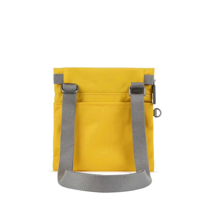 ROKA Kleine Tasche Stratford aus recyceltem Nylon - Senfgelb