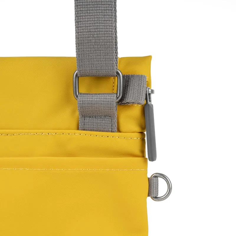 ROKA Kleine Tasche Stratford aus recyceltem Nylon - Senfgelb