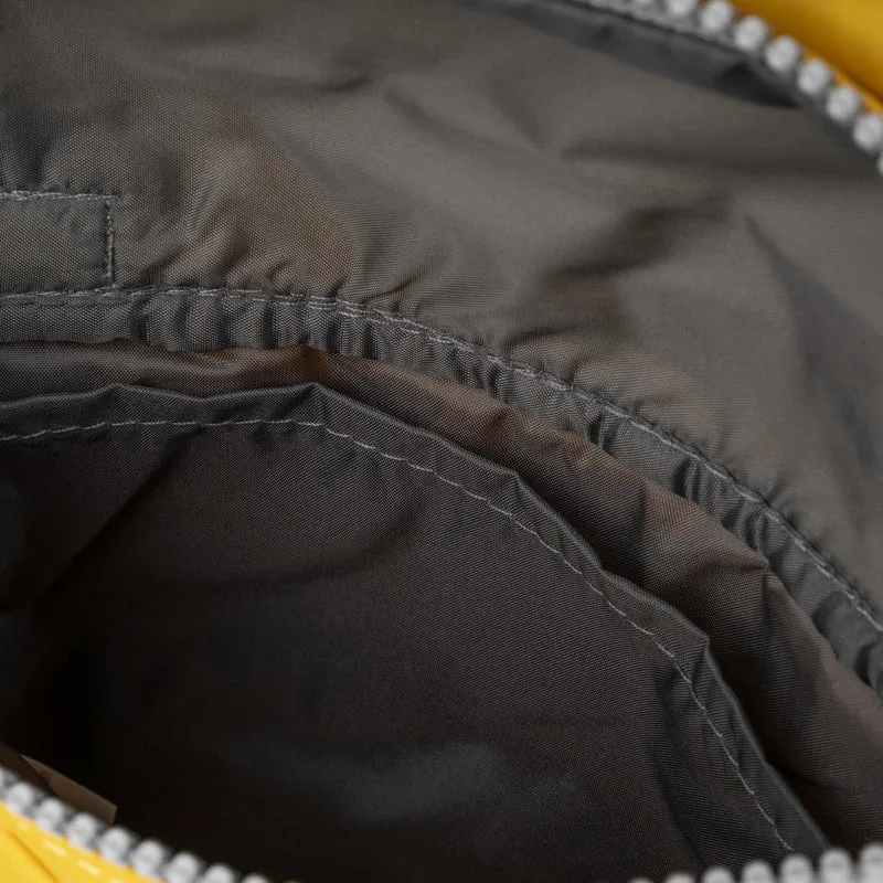 ROKA Kleine Tasche Stratford aus recyceltem Nylon - Senfgelb