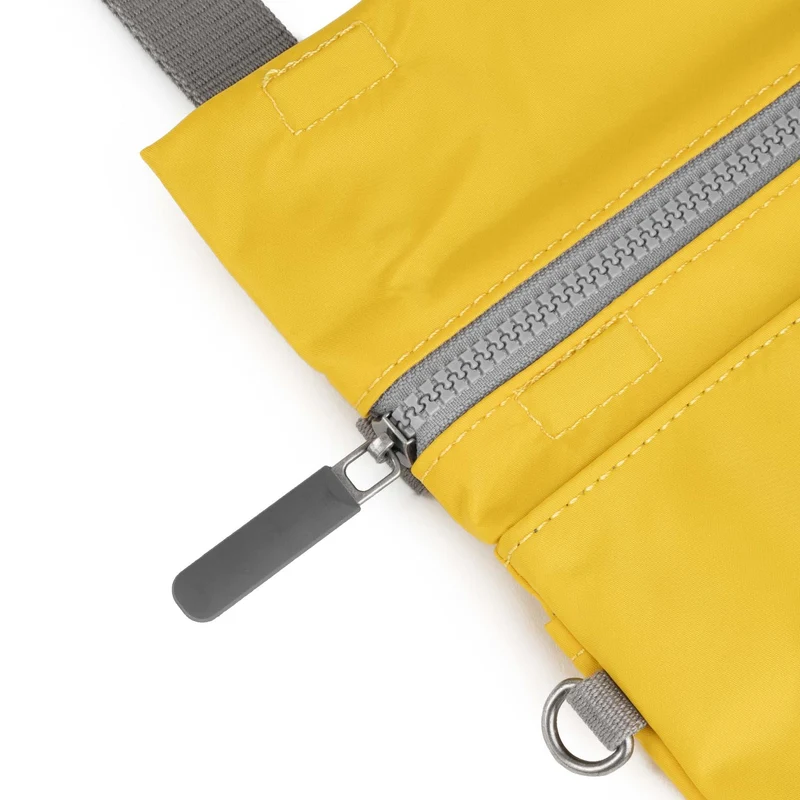 ROKA Kleine Tasche Stratford aus recyceltem Nylon - Senfgelb