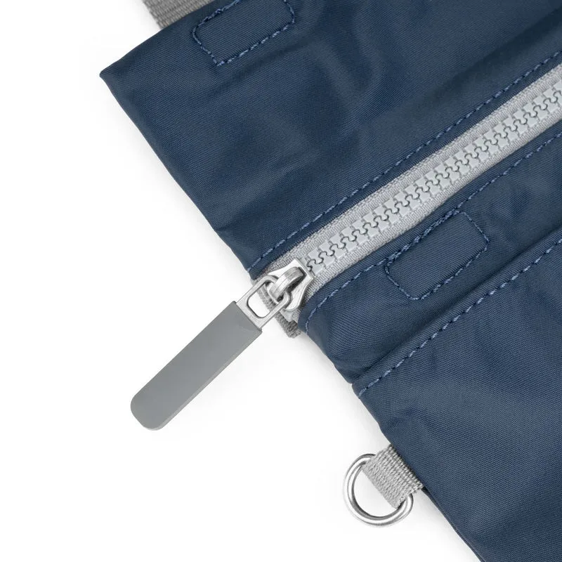 ROKA Kleine Stratford-Tasche aus recyceltem Nylon - Mitternacht