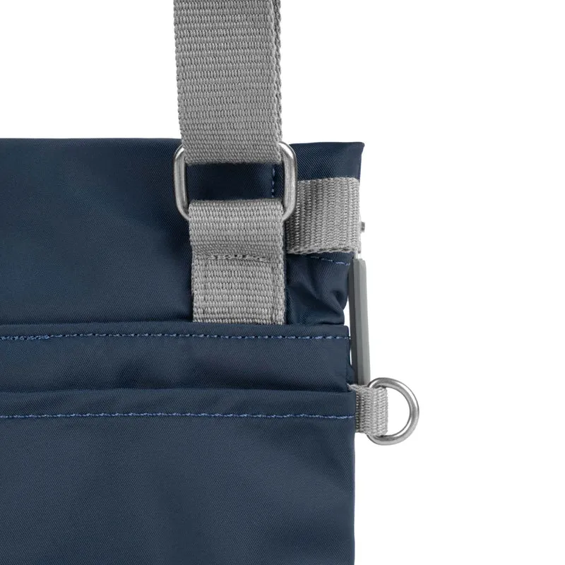 ROKA Kleine Stratford-Tasche aus recyceltem Nylon - Mitternacht