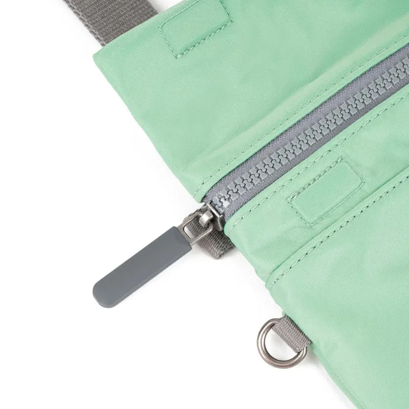 ROKA Kleine Stratford-Tasche aus recyceltem Nylon - Matcha
