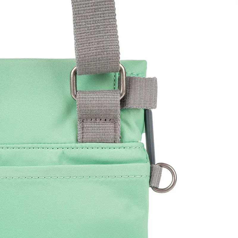 ROKA Kleine Stratford-Tasche aus recyceltem Nylon - Matcha