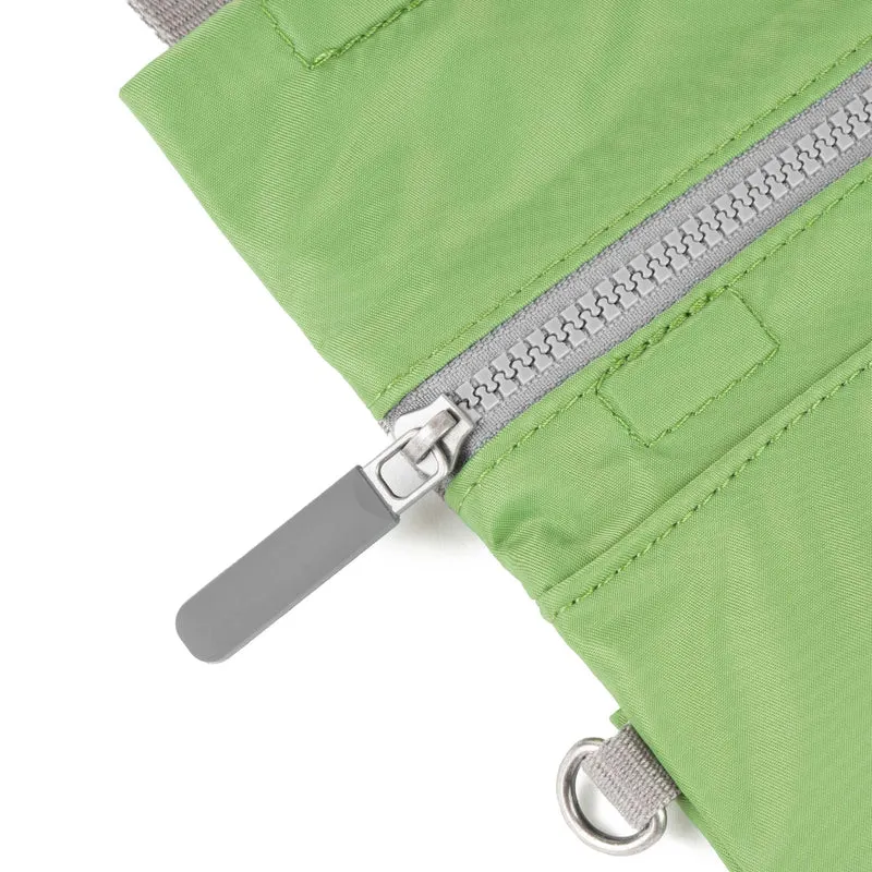 ROKA Kleine Stratford-Tasche aus recyceltem Nylon - Kiwi