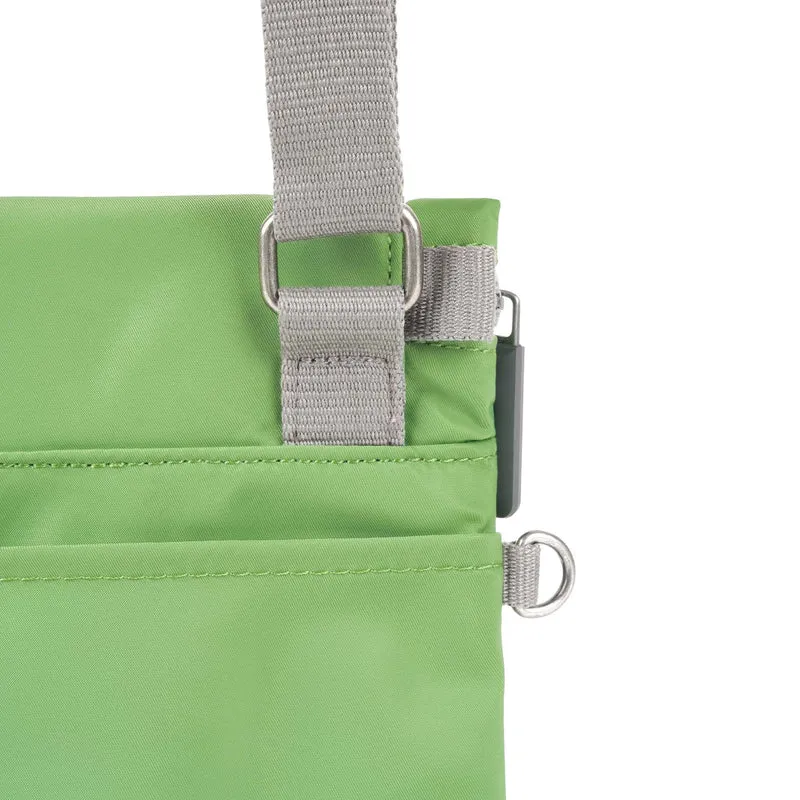 ROKA Kleine Stratford-Tasche aus recyceltem Nylon - Kiwi