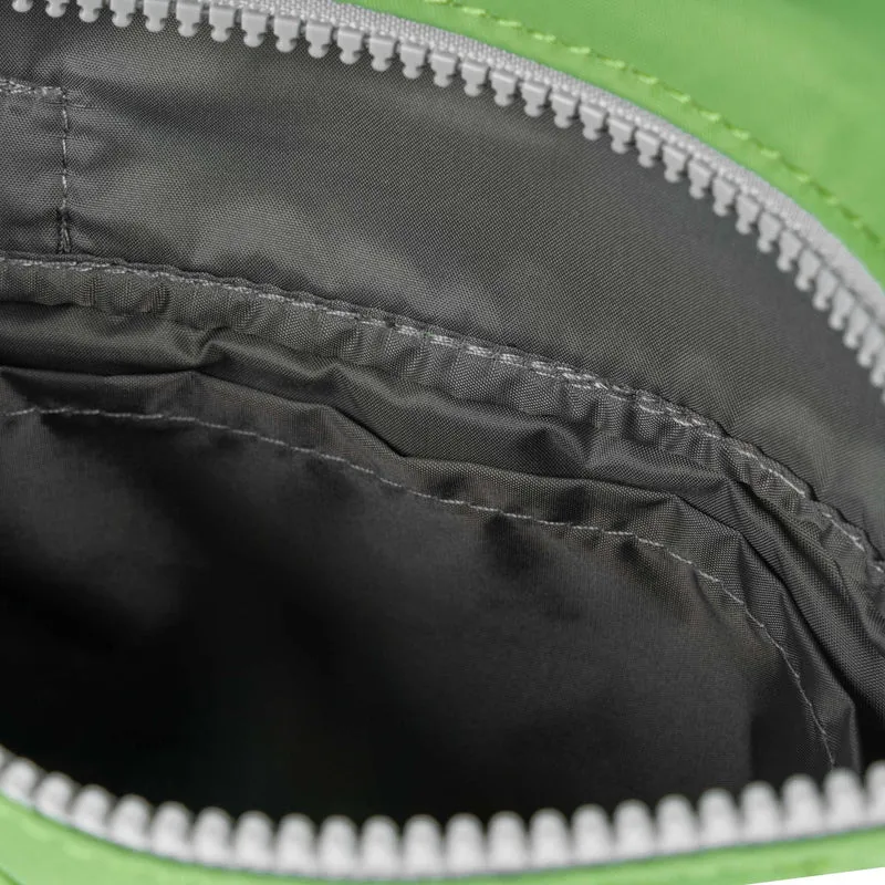 ROKA Kleine Stratford-Tasche aus recyceltem Nylon - Kiwi