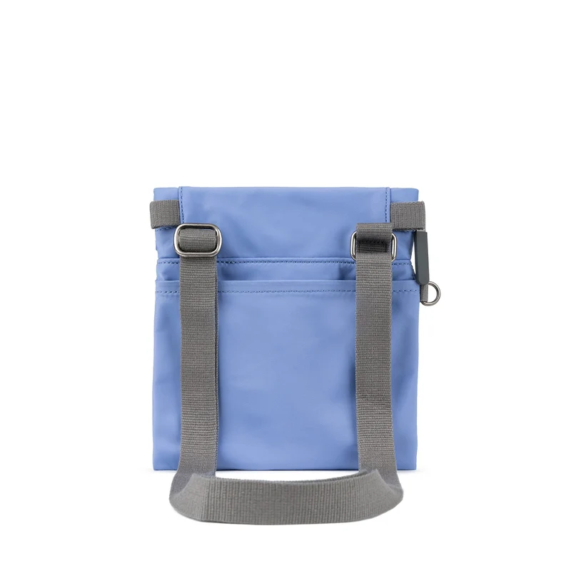 ROKA Kleine Stratford-Tasche aus recyceltem Nylon - Jacaranda