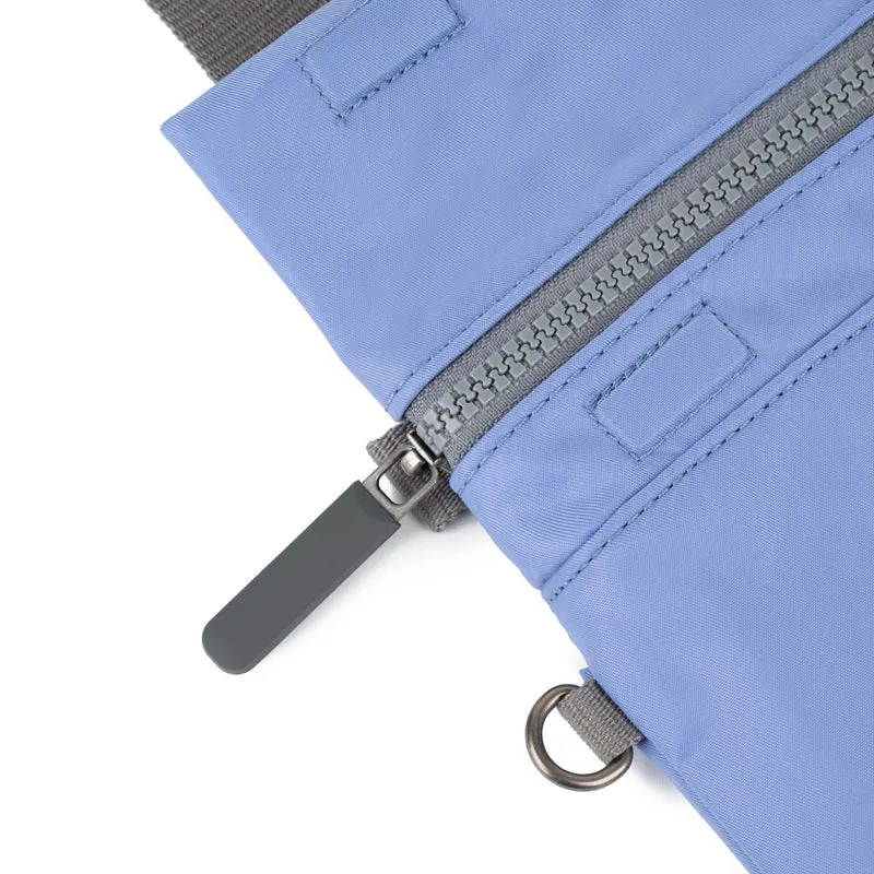 ROKA Kleine Stratford-Tasche aus recyceltem Nylon - Jacaranda