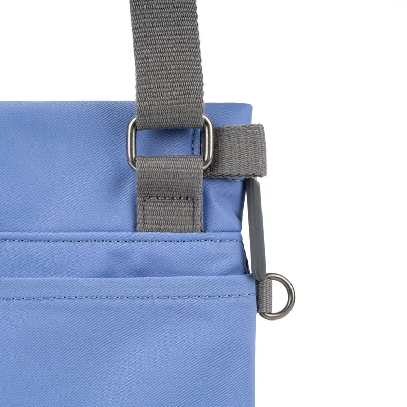 ROKA Kleine Stratford-Tasche aus recyceltem Nylon - Jacaranda