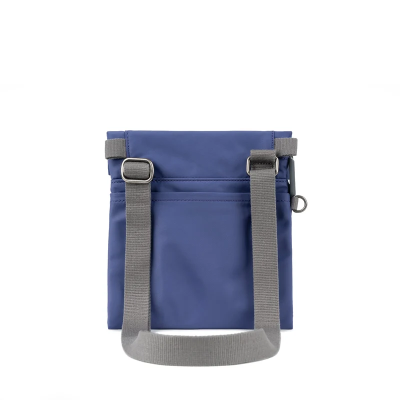 ROKA Kleine Stratford-Tasche aus recyceltem Nylon - Indigo