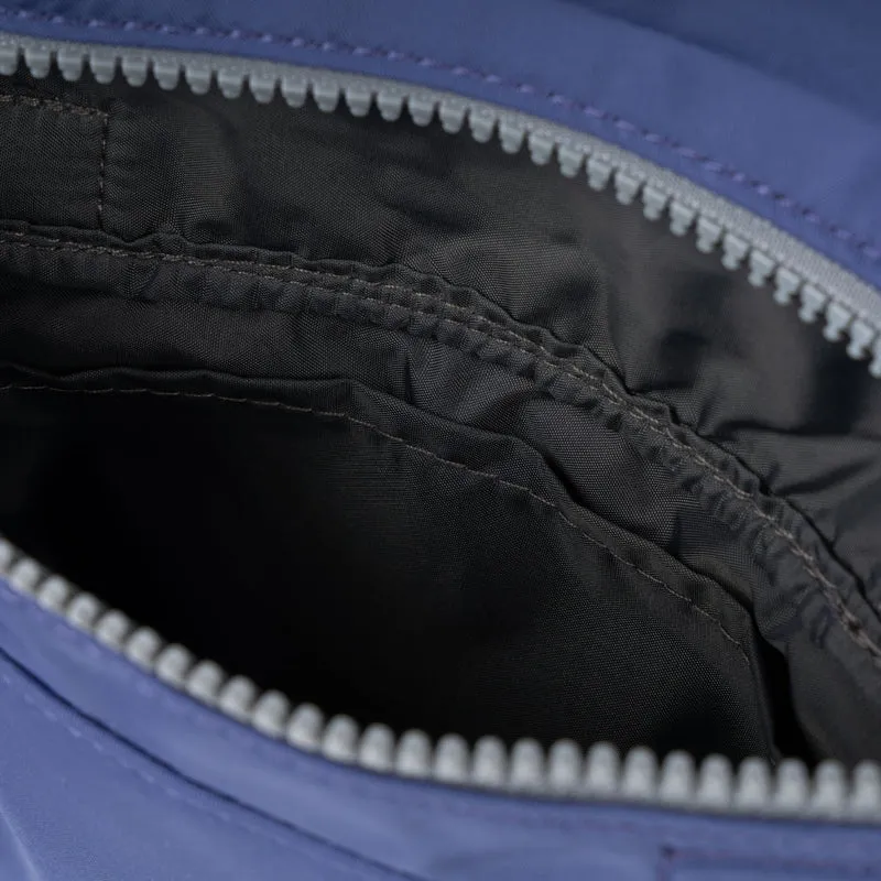 ROKA Kleine Stratford-Tasche aus recyceltem Nylon - Indigo