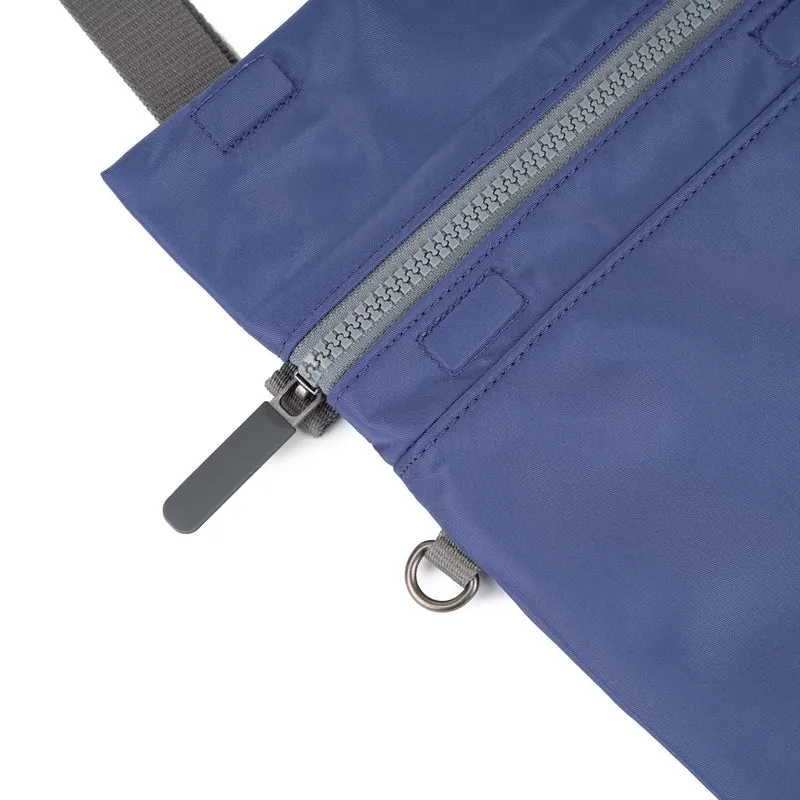 ROKA Kleine Stratford-Tasche aus recyceltem Nylon - Indigo