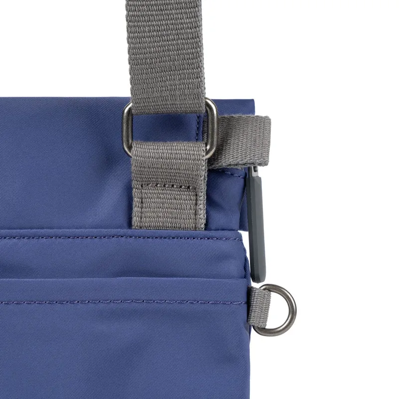 ROKA Kleine Stratford-Tasche aus recyceltem Nylon - Indigo