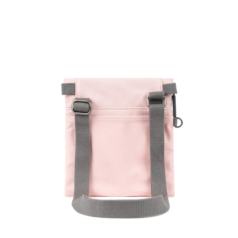 ROKA Kleine Stratford-Tasche aus recyceltem Nylon - Englische Rose