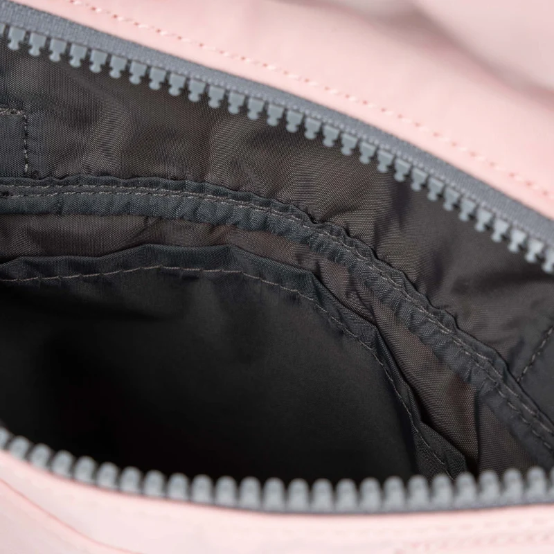 ROKA Kleine Stratford-Tasche aus recyceltem Nylon - Englische Rose