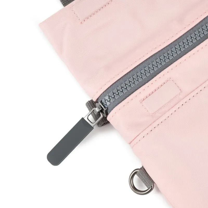 ROKA Kleine Stratford-Tasche aus recyceltem Nylon - Englische Rose