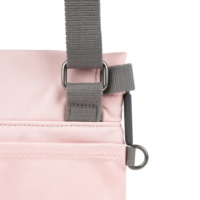 ROKA Kleine Stratford-Tasche aus recyceltem Nylon - Englische Rose