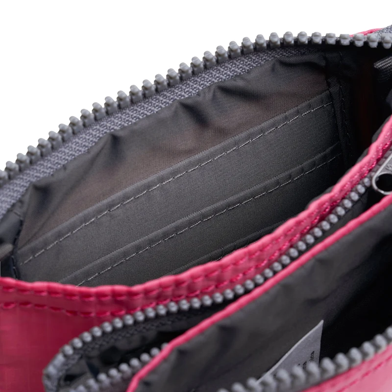 ROKA Carnaby Barocke kleine Handtasche aus recyceltem Nylon-Ripstop