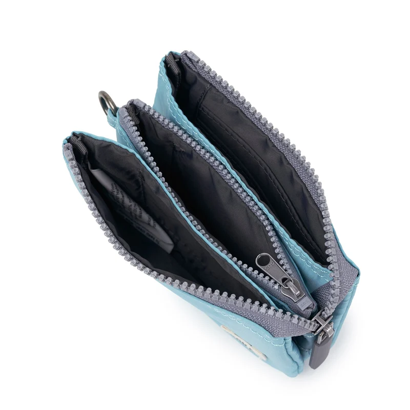 ROKA Carnaby Kleine Handtasche aus recyceltem Ripstop-Nylon von Aquatic Awe